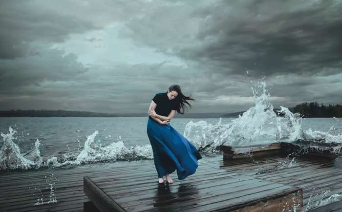 Blue-skirt-girl-sea-waves-coast-wind_1280x800