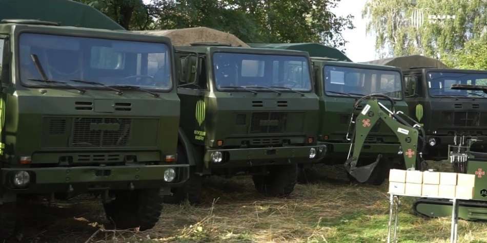 Волонтер передав ЗСУ армійські вантажівки Iveco ACM 90
