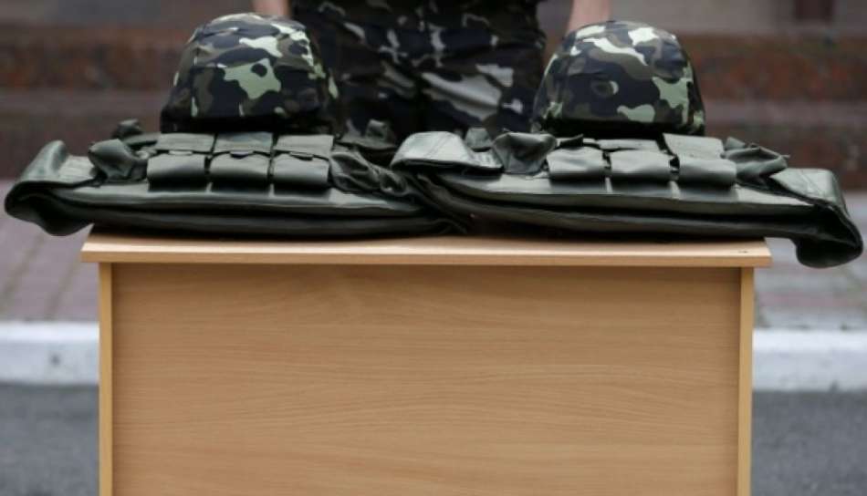 Украинские военные получили еще 2700 бронежилетов от металлургов