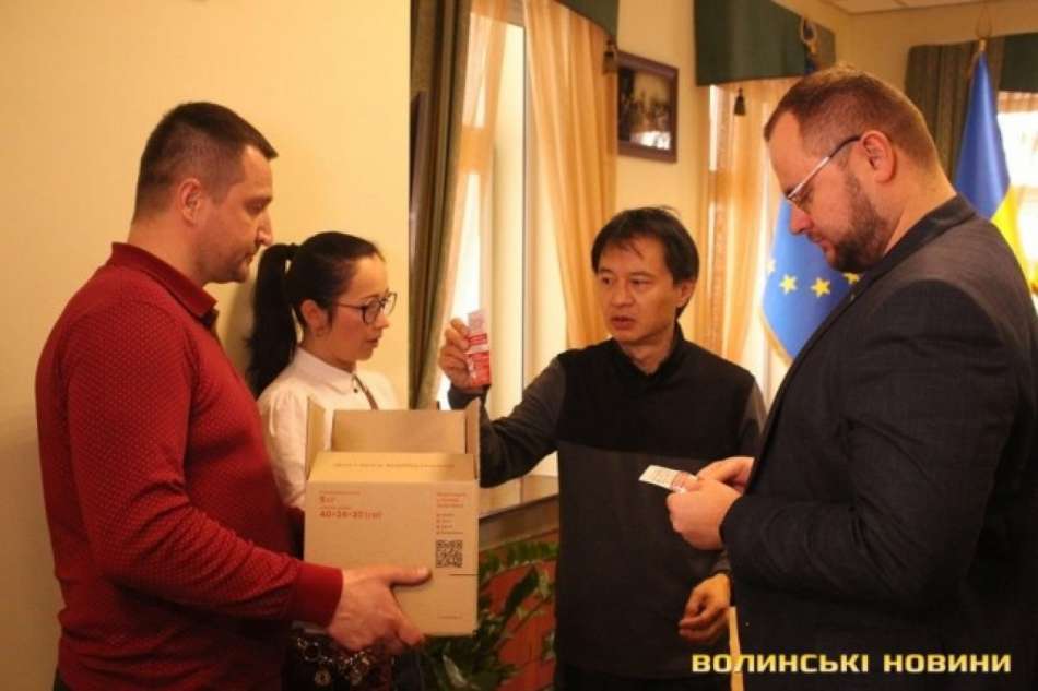 Известный врач из США привез кровоостанавливающие препараты для украинских воинов