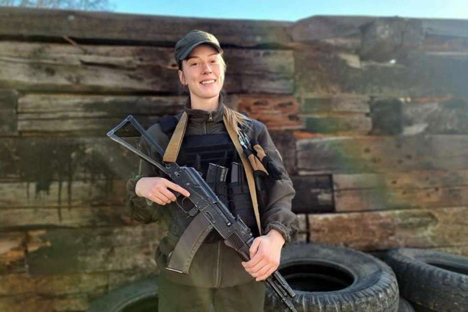 "Без шансов для оккупантов": украинская биатлонистка взяла автомат и обещает метко стрелять