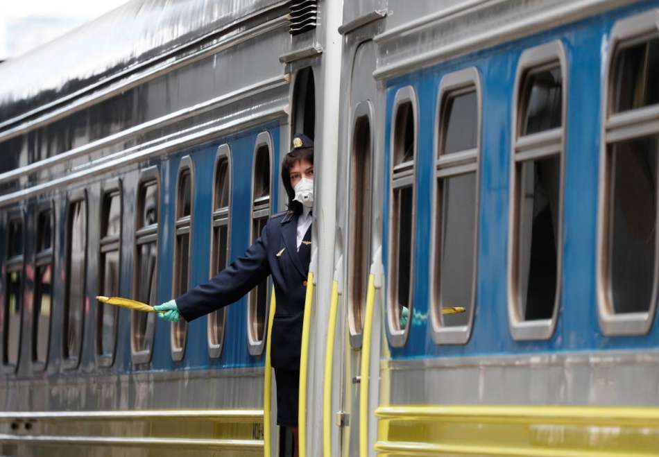 Из-за обстрелов в Украине задерживается ряд поездов: список