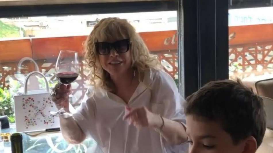 Помолодевшая Пугачева с бокалом вина опровергла свою госпитализацию